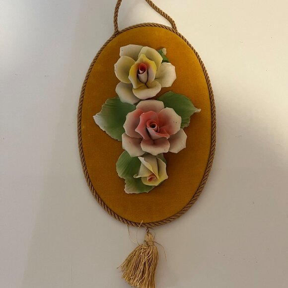 HANGING WALL ITALY VTG PLAQUE PORCELAIN ROSES ON GOLD VELVET BACKDRAFT-Preowned - Picture 4 of 6